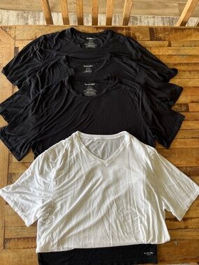 Tommy John Men's Black White Crew V Neck Stay Tucked T-Shirts 4 pack